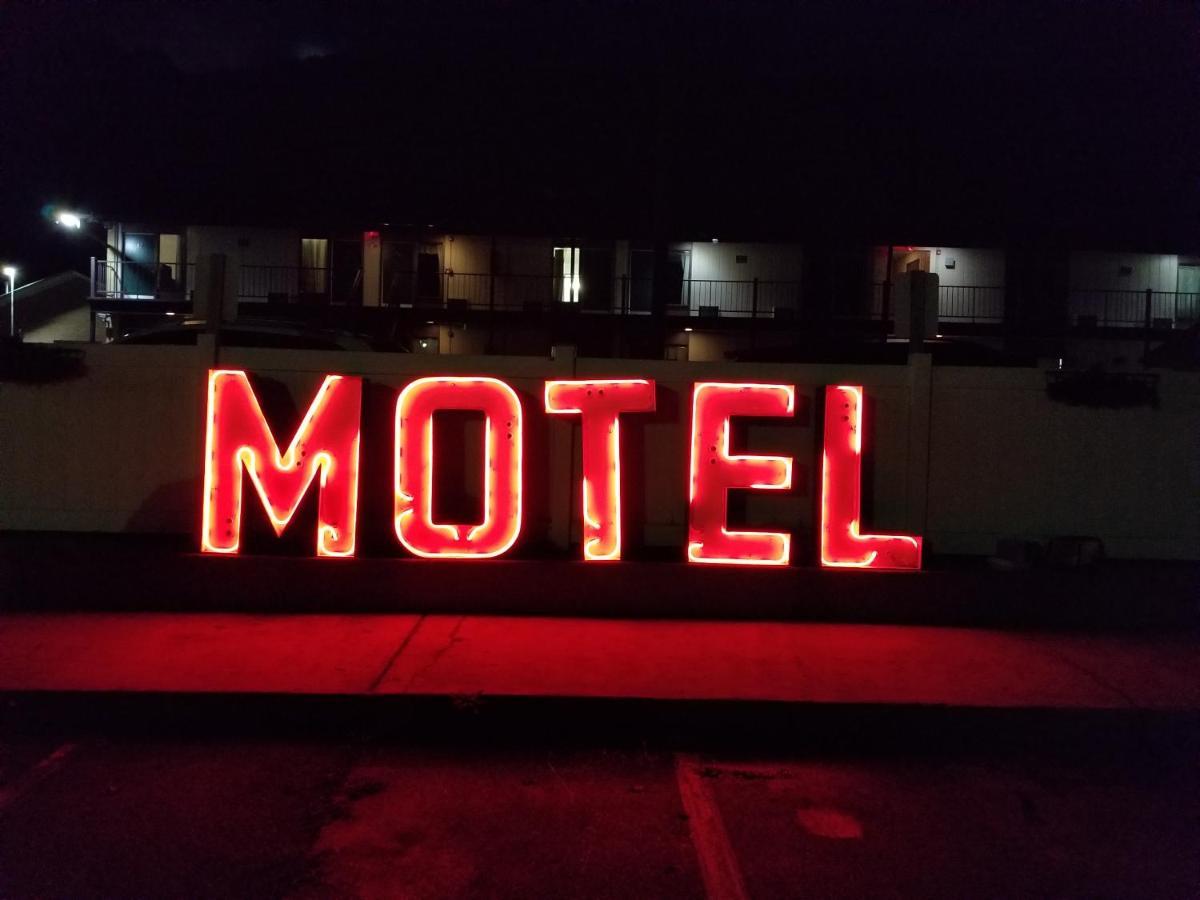 Blue Sky Inn- Complimentary Happy Hour Th-sun, Veteran Owned, Full Breakfast, Space, 1 Mile From Blue Ridge, Fire Pit Motel Blue Ridge
