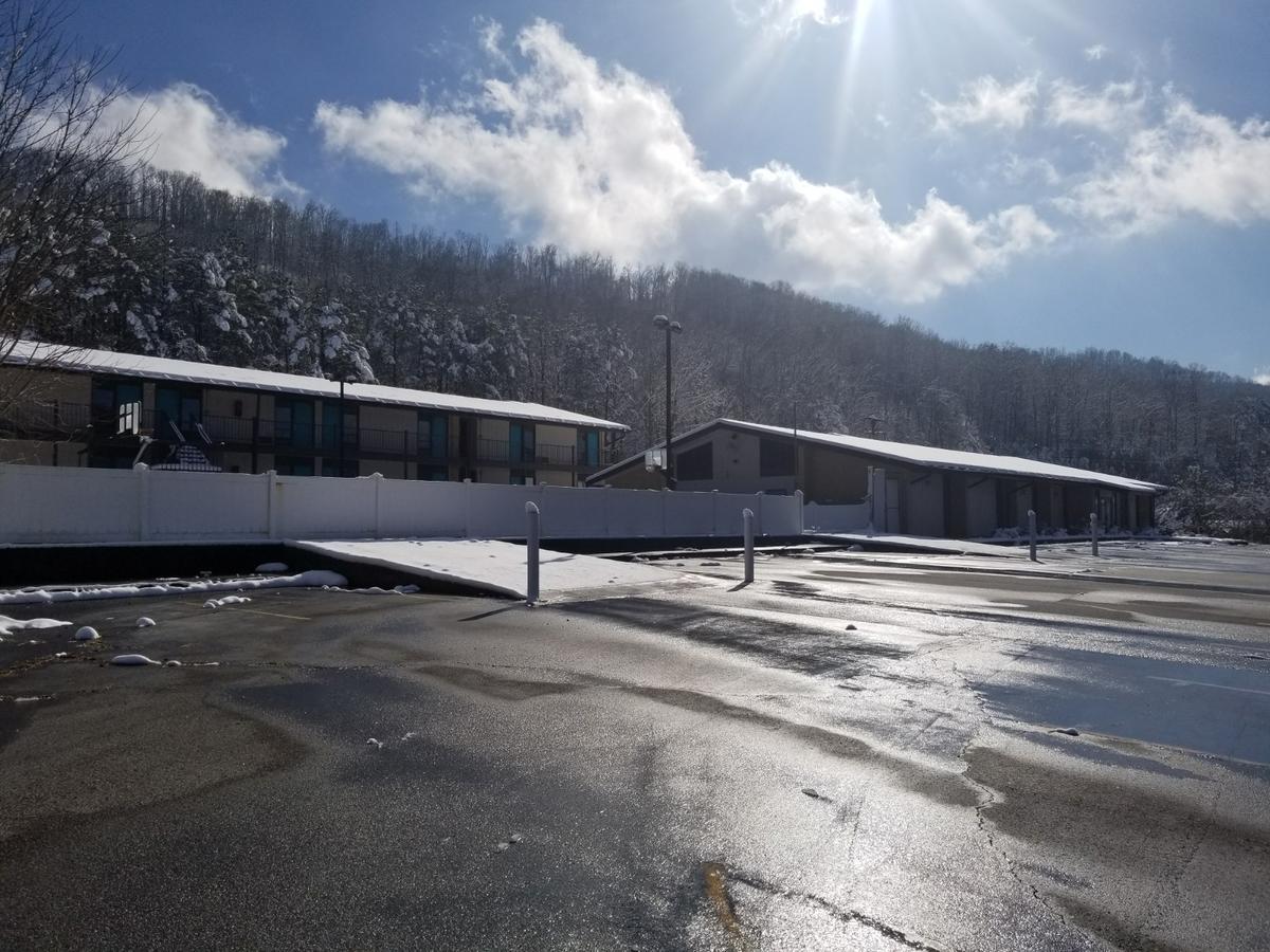 Motel Blue Sky Inn- Complimentary Happy Hour Th-sun, Veteran Owned, Full Breakfast, Space, 1 Mile From Blue Ridge, Fire Pit